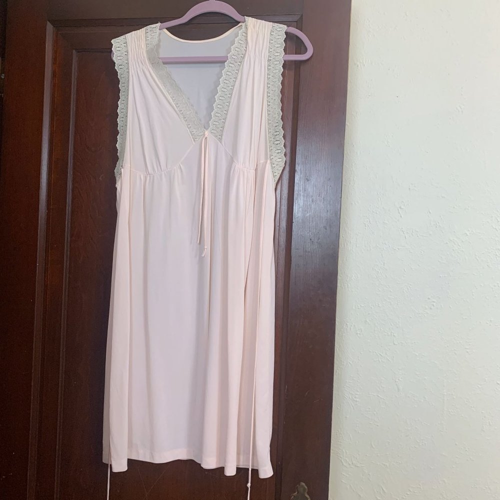 Vintage 70s light pink sleeveless nightgown slip dress with white lace trim - Picture 2 of 9